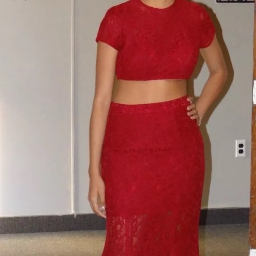 Crop Top Burgundy Lace Prom Dresses 👗